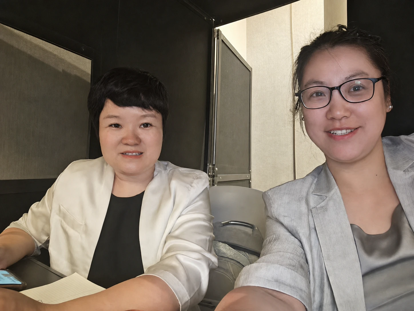 学员会议实战现场记录：两位译员在同声传译间内合影